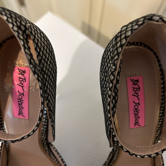 Betsey Johnson black and white lace platform heels, size 8 good condition. - Picture 3 of 6